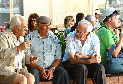 skupina starejših oseb v lokalu